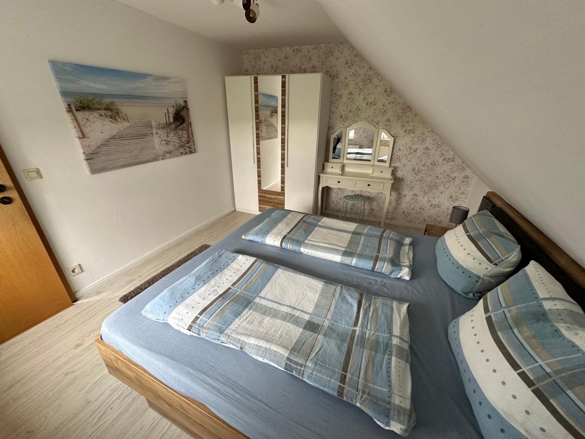 Rosenhaus Esens - Wohnung Backbord ภายนอก รูปภาพ