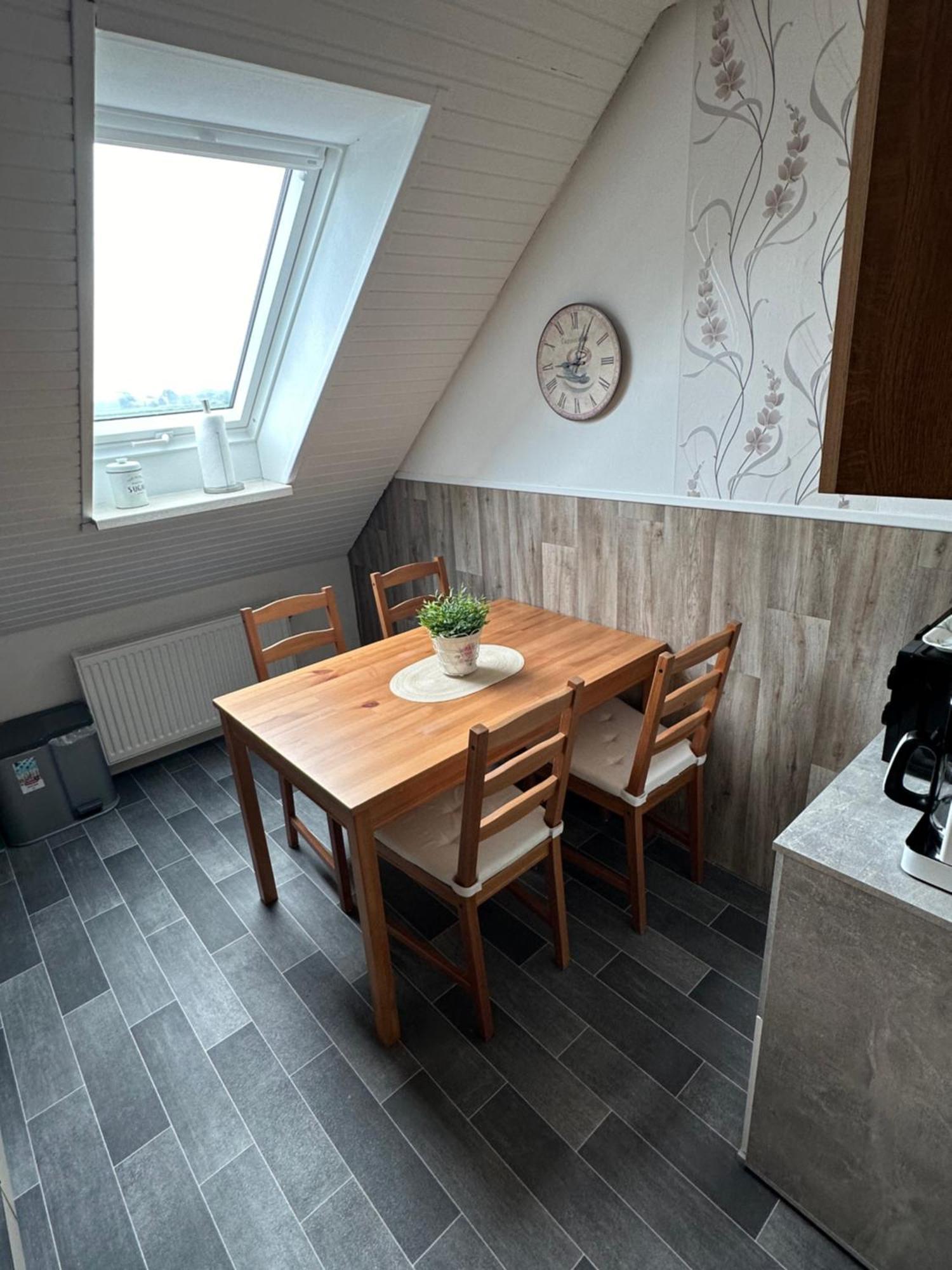 Rosenhaus Esens - Wohnung Backbord ภายนอก รูปภาพ