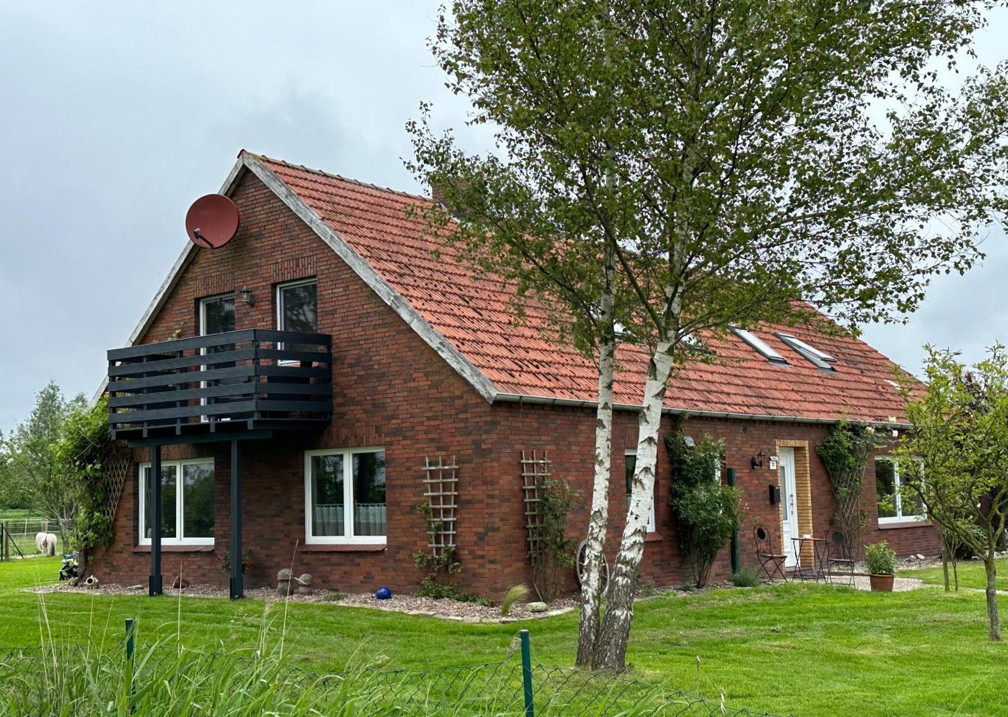Rosenhaus Esens - Wohnung Backbord ภายนอก รูปภาพ