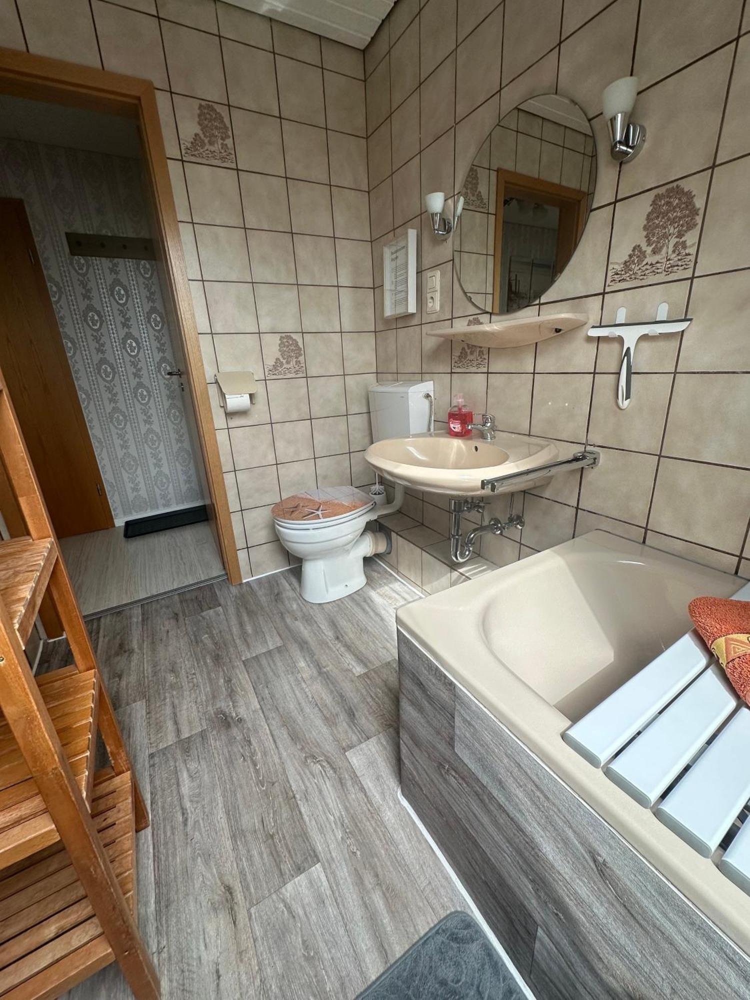 Rosenhaus Esens - Wohnung Backbord ภายนอก รูปภาพ