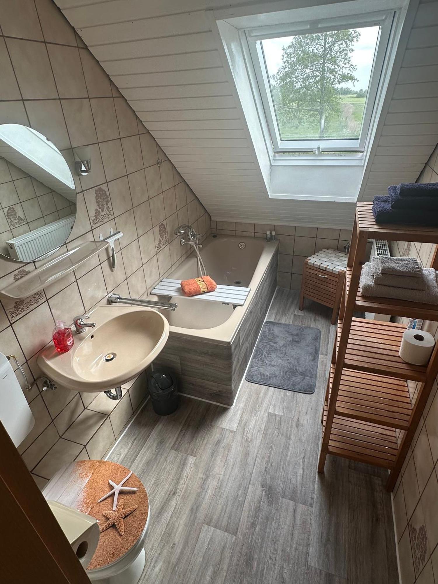 Rosenhaus Esens - Wohnung Backbord ภายนอก รูปภาพ